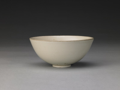 图片[1]-Ding Kiln White Glaze Carved Flower Fish Algae Bowl-China Archive